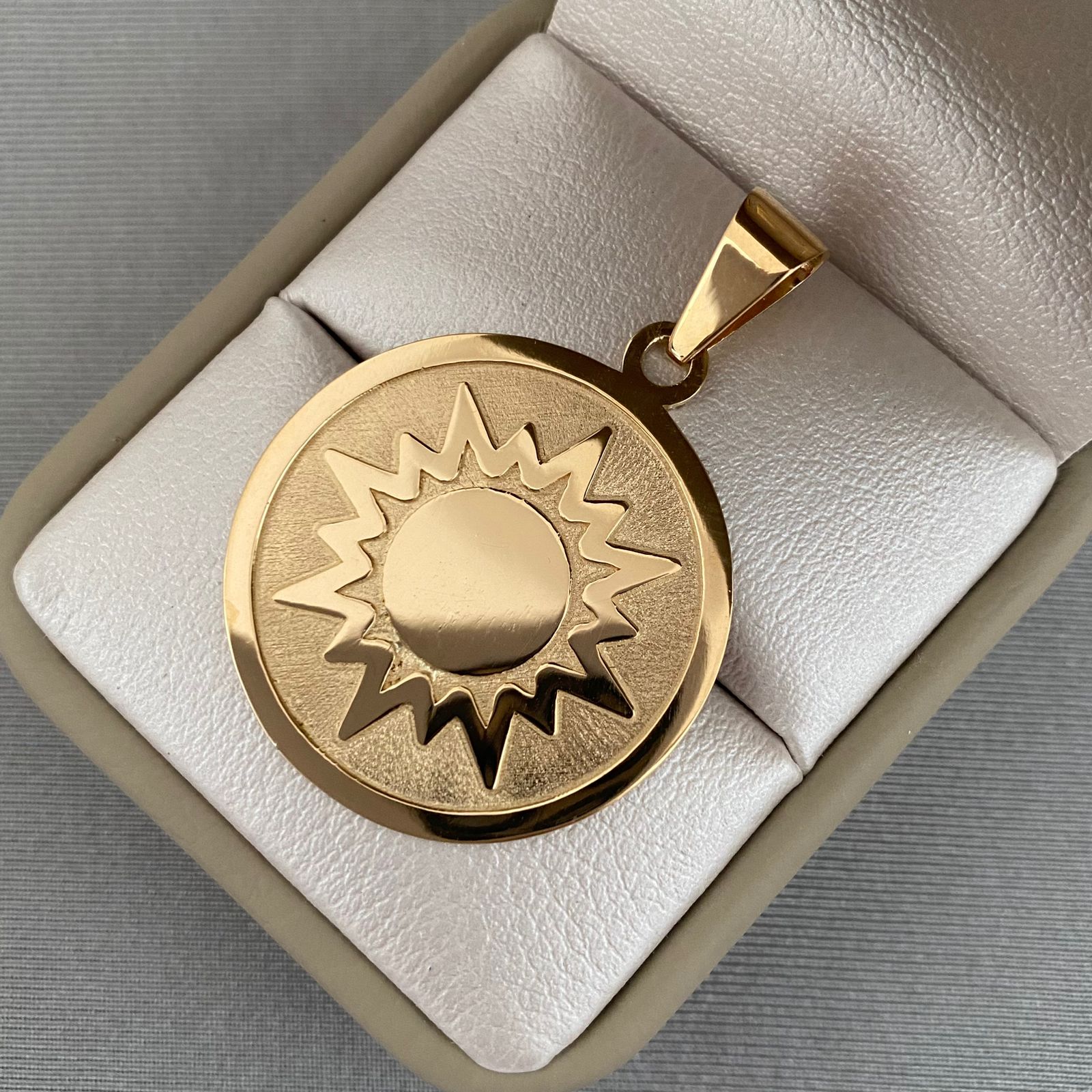 Dije placa grabado sol personalizada (POR FABRICACION) Oro amarillo 18k 8,0 Gr / 6,0 Cm